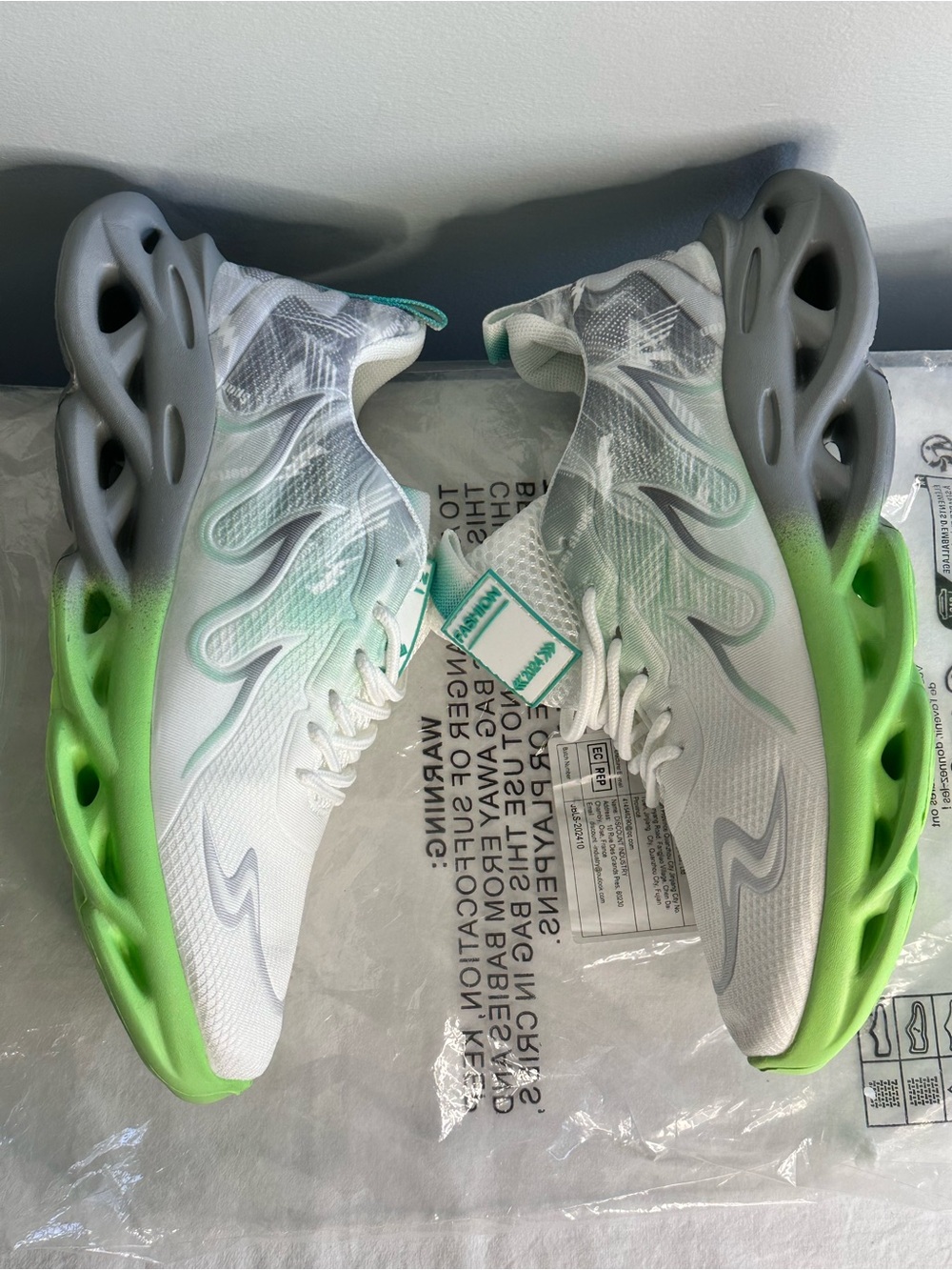 Lightweight Gradient Running Sneakers in White and Neon Green SZ 40(9)